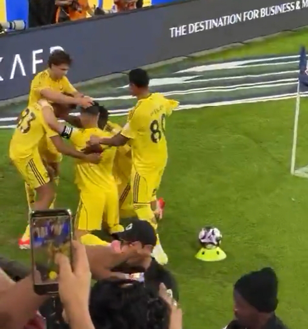 绝杀瞬间！<a href=/24zhiboqiuxing/24zhibozq/122.html target=_blank class=infotextkey>菲利克斯</a>给C罗戴上“胜利信物”，C罗跳舞回应嗨爆！